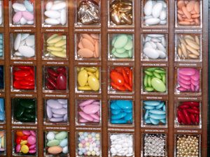 Des drages de couleur