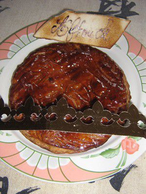 Round cake for the Twelfth Night