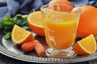 Jus frais de carottes et d'oranges