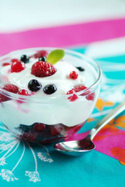 Mousse de yaourt sur fruits rouges