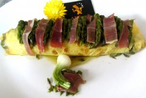 Omelette aux fines asperges et jambon cru