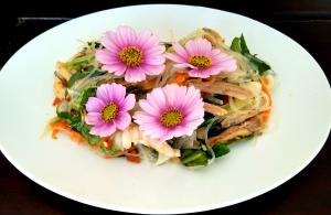 Salade de poulet mentholée et soja du chef  moncheang chea