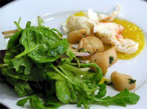 Salade de queues de langoustes et Saint-Jacques à la mangue