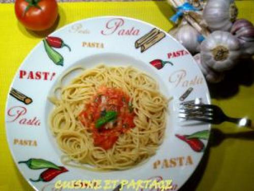 Spaghettis ail tomates basilic