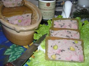 Terrine de jambon, pistaches et trompettes