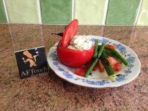 Tomates fourres au chvre frais et huile d'olive au basilic