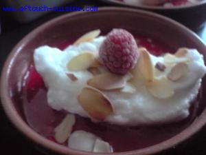 Ile flottante sur coulis de framboise