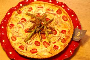 Tarte rouge aux asperges vertes